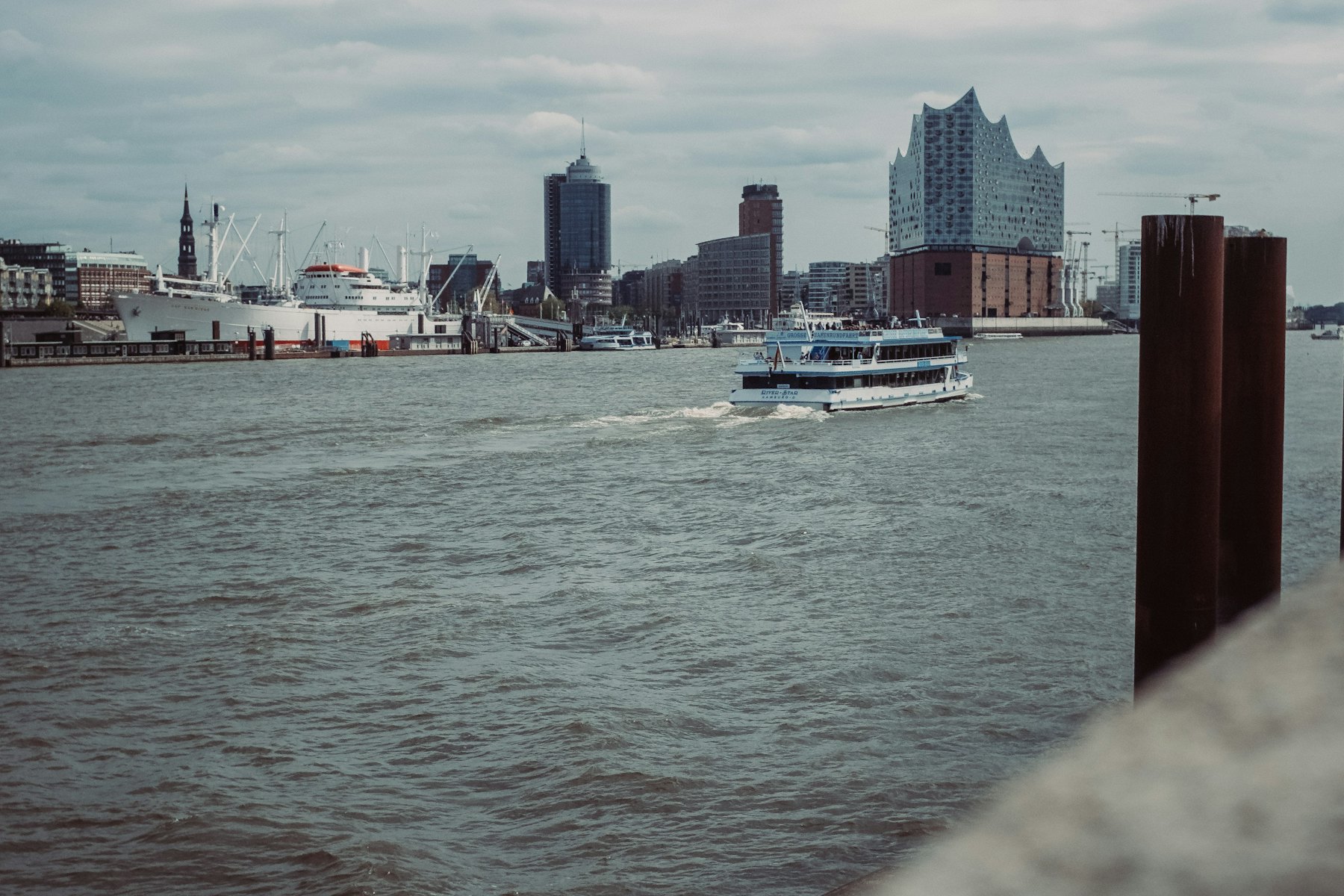 Die Elbe in Hamburg mit Hafenfähre, im Hintergrund die Elbphilharmonie