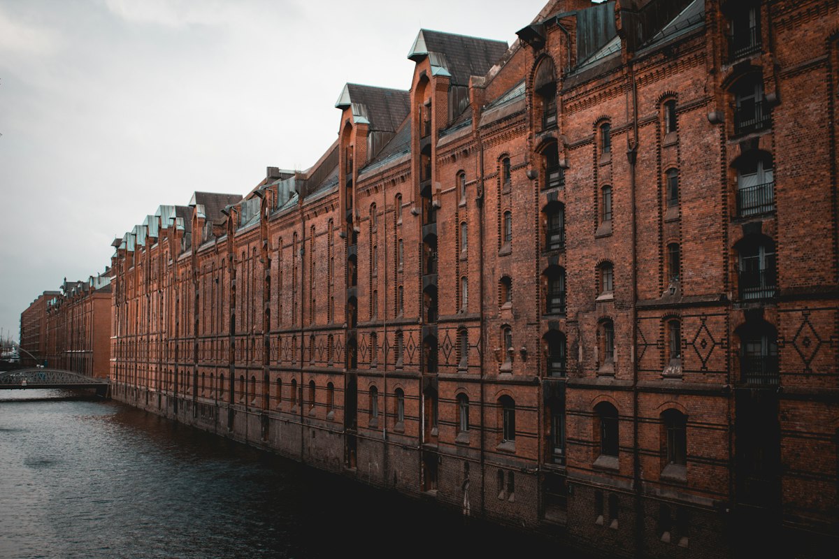 Backsteinspeicher der Hamburger Speicherstadt am Wasser